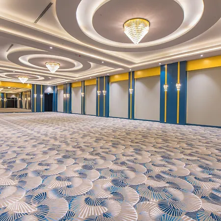 מלון Crowne Plaza By Ihg 4*