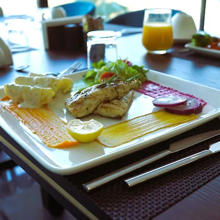 Crowne Plaza By Ihg מלון ילובה