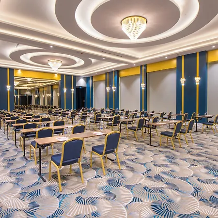 מלון Crowne Plaza By Ihg 4*