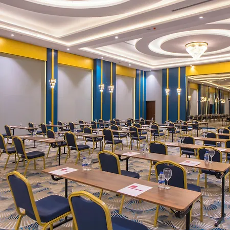 מלון Crowne Plaza By Ihg ילובה