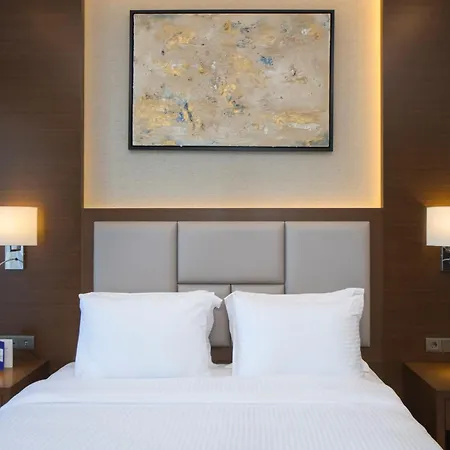 Crowne Plaza By Ihg מלון