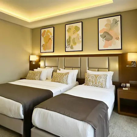 מלון Crowne Plaza By Ihg ילובה