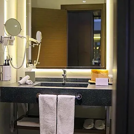 Crowne Plaza By Ihg מלון ילובה