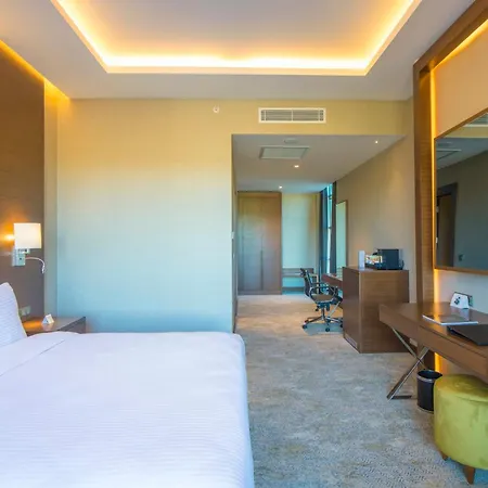 Crowne Plaza By Ihg מלון ילובה