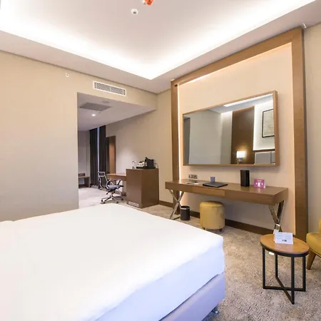 Crowne Plaza By Ihg 酒店
