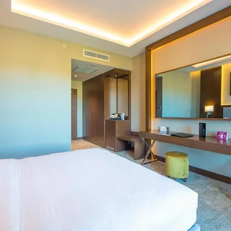 מלון Crowne Plaza By Ihg ילובה